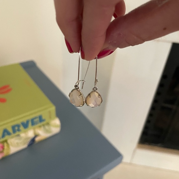 Kendra Scott mother of Pearl drop earrings - Picture 4 of 4